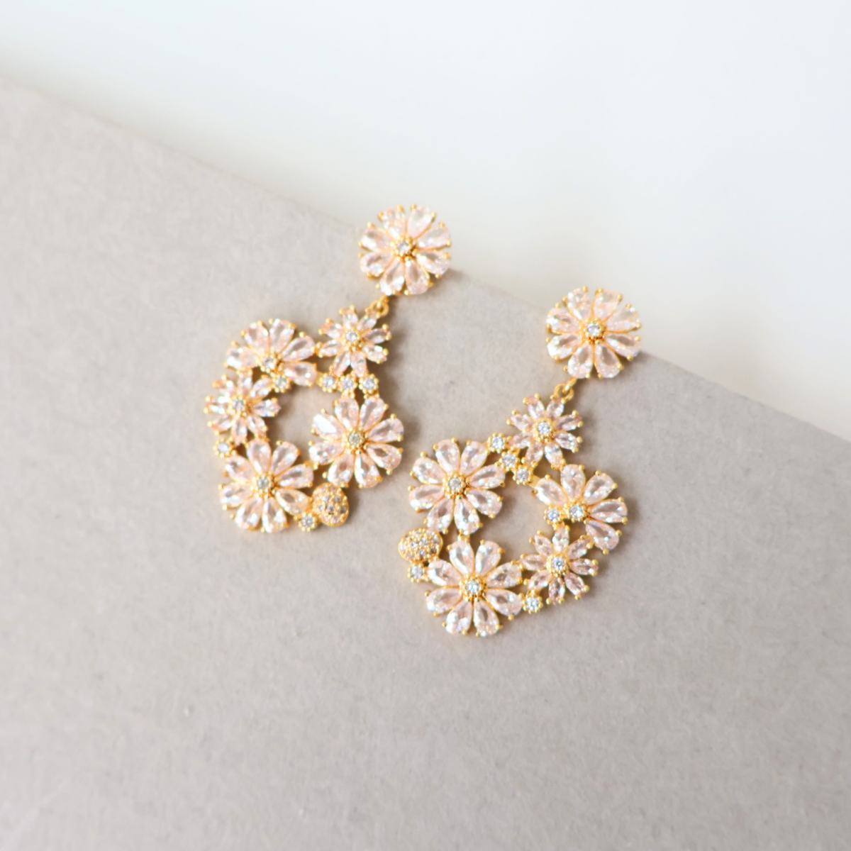 Brinco Dourado e Cristal de Flores - Semijoia