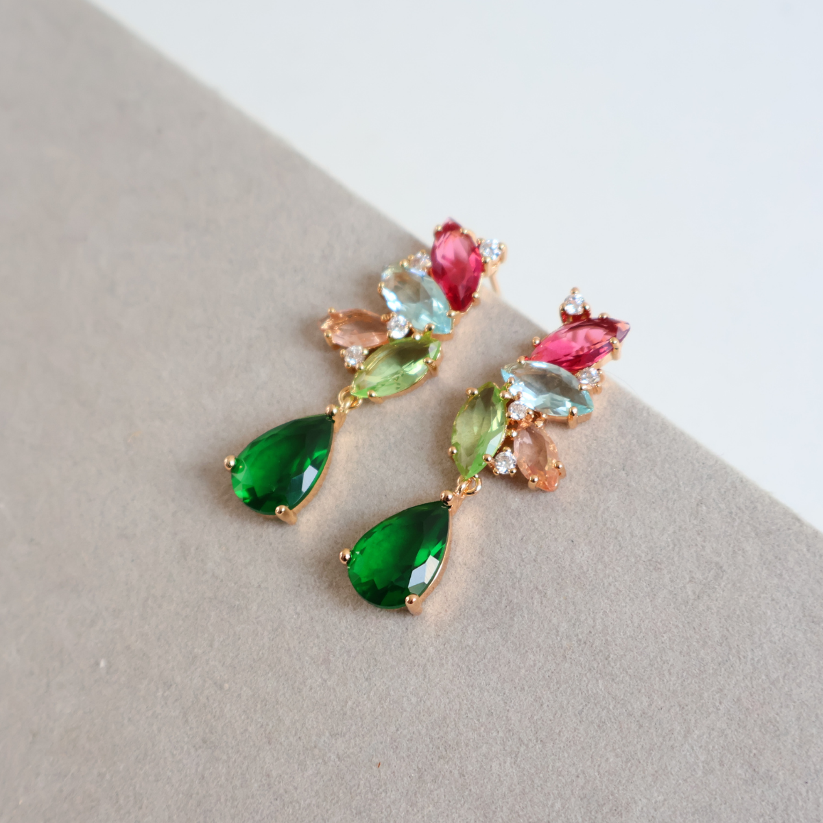 Brinco Dourado e Cristal Verde e Colorido - Semijoia