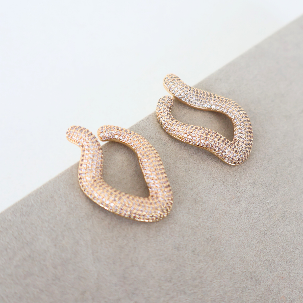 Brinco Dourado e Cristais Translúcidos - Semijoia