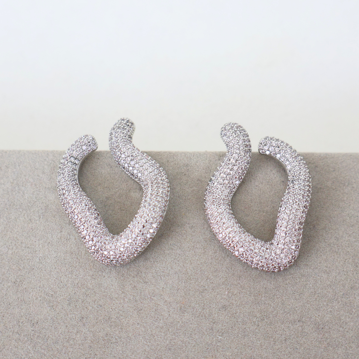 Brinco Prateado e Cristal Translúcido - Semijoia