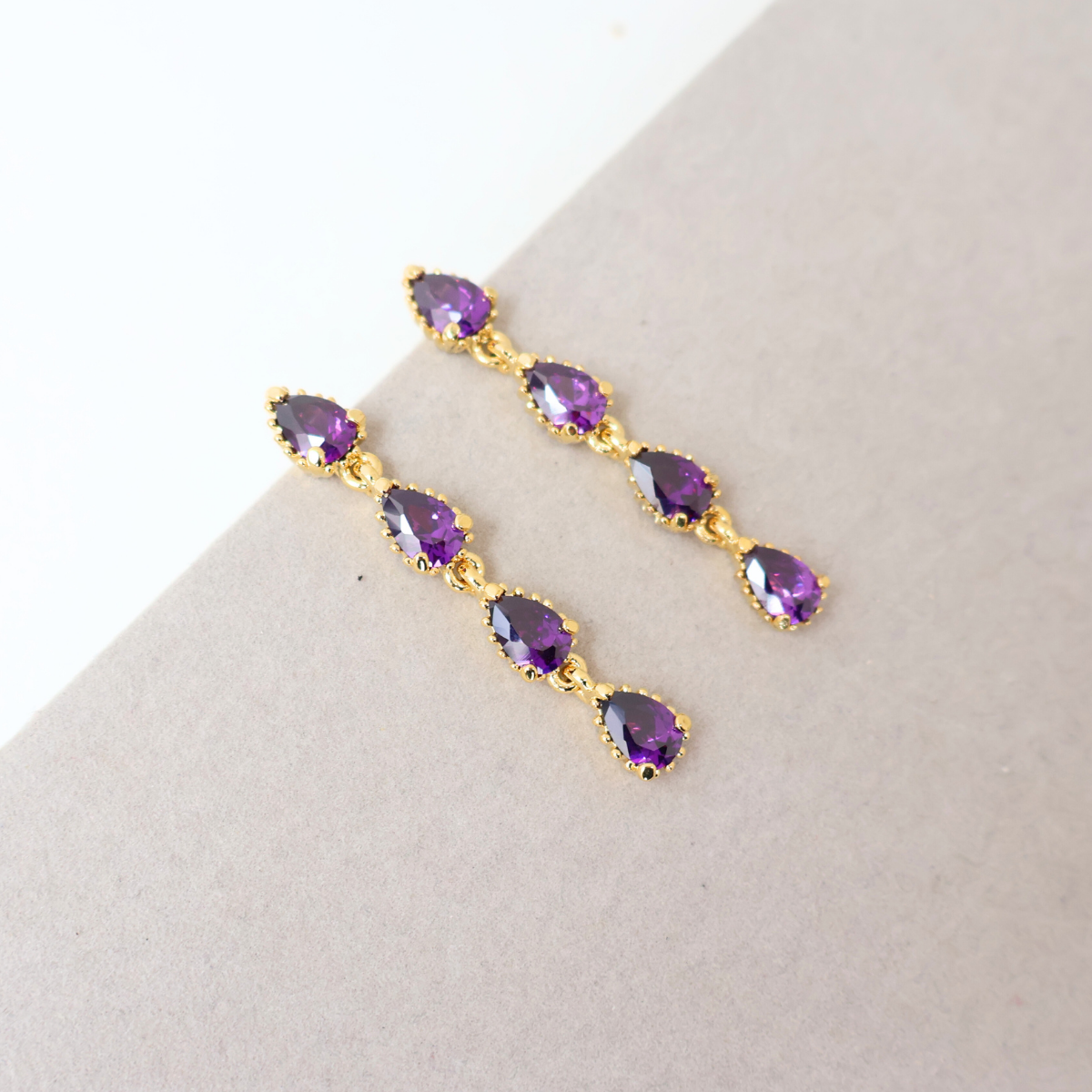 Brinco Prateado e Cristal Roxo