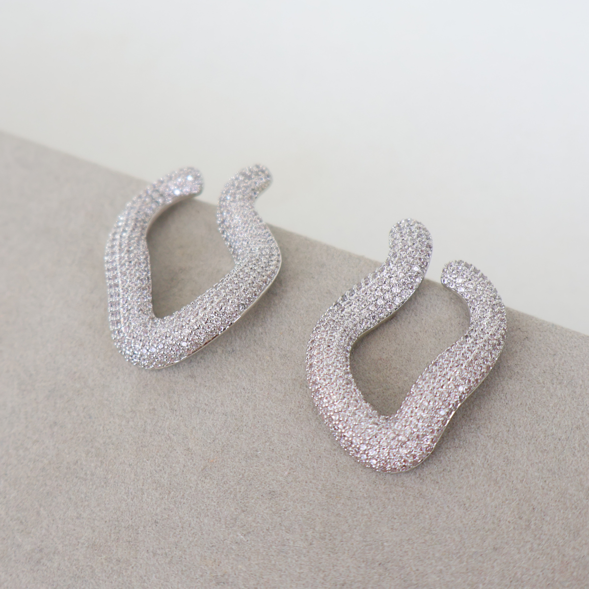 Brinco Prateado e Cristal Translúcido - Semijoia