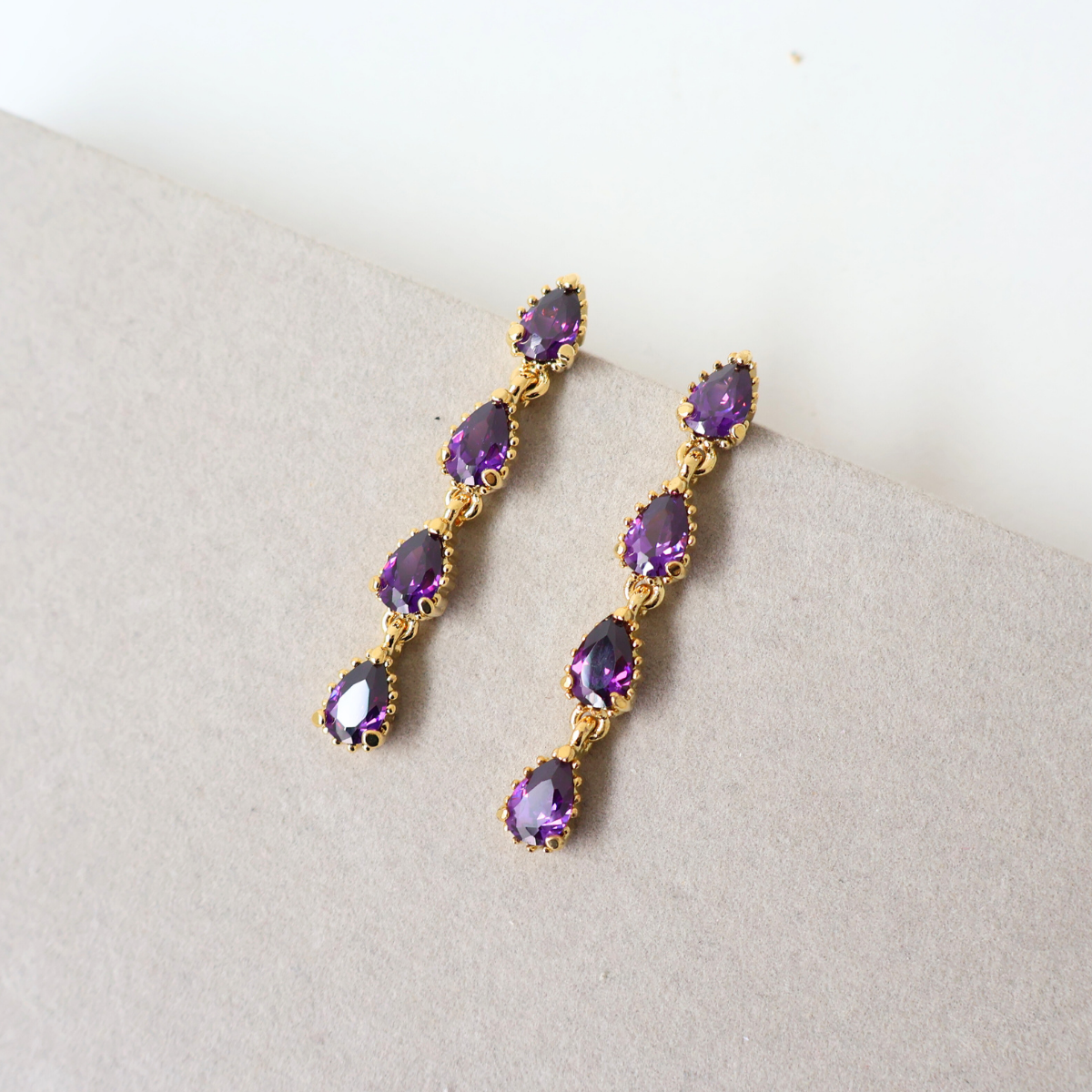 Brinco Prateado e Cristal Roxo