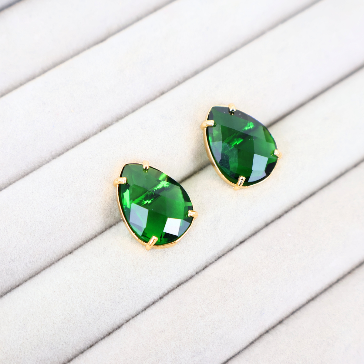 Brinco Dourado e Cristal Verde - Semijoia