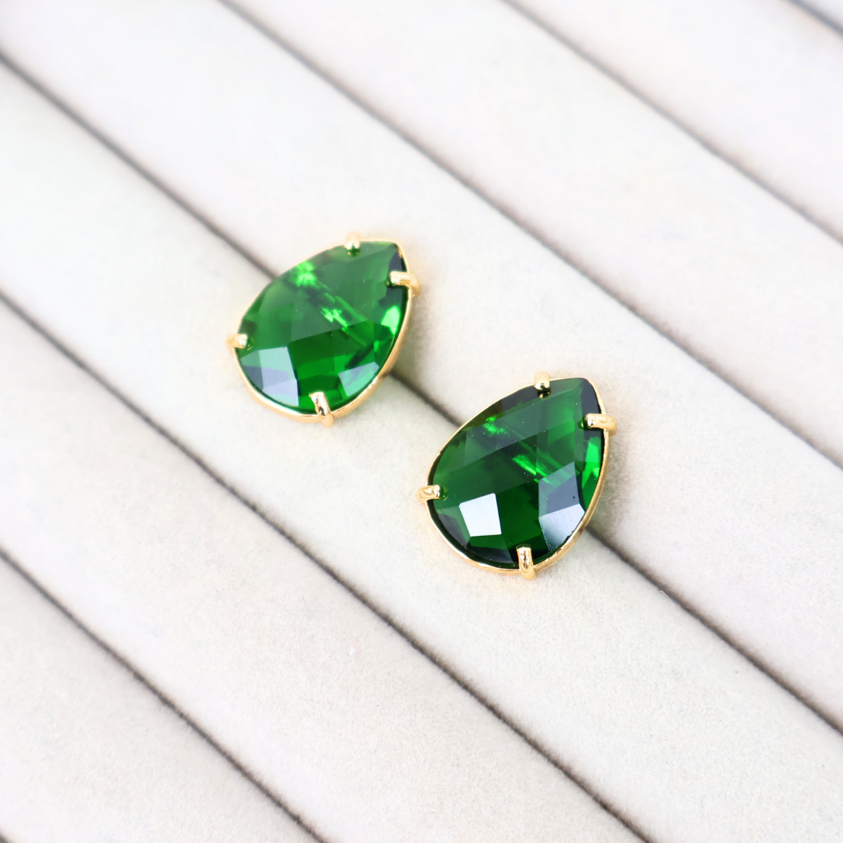 Brinco Dourado e Cristal Verde - Semijoia