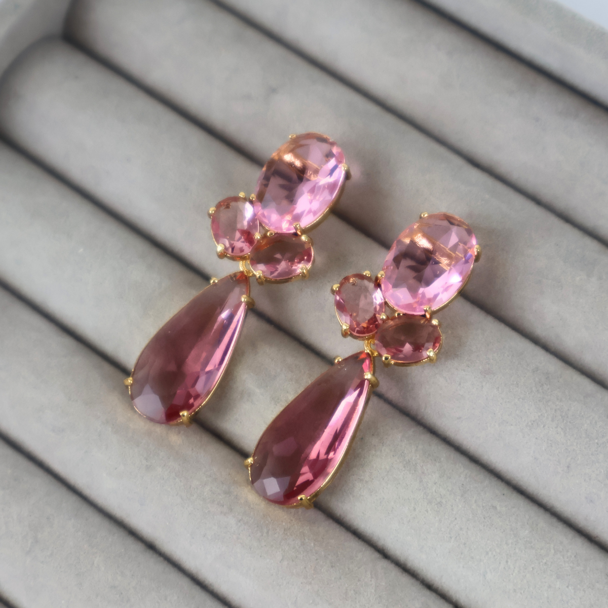 Brinco Dourado e Cristal Rosa - Semijoia