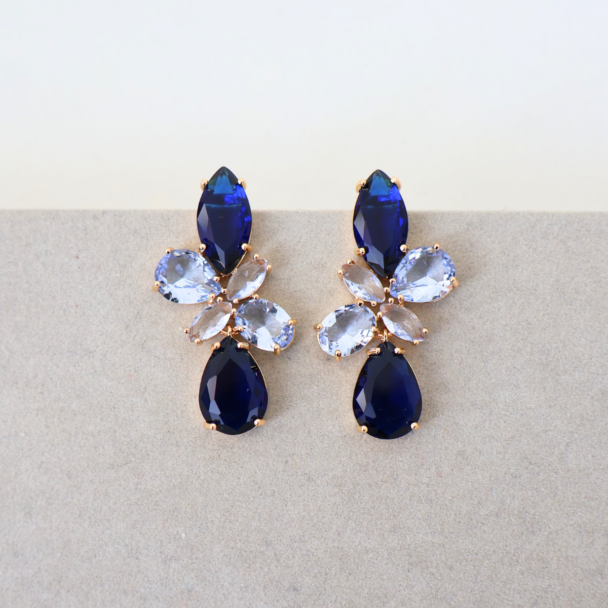 Brinco Dourado e Cristal Azul - Semijoia