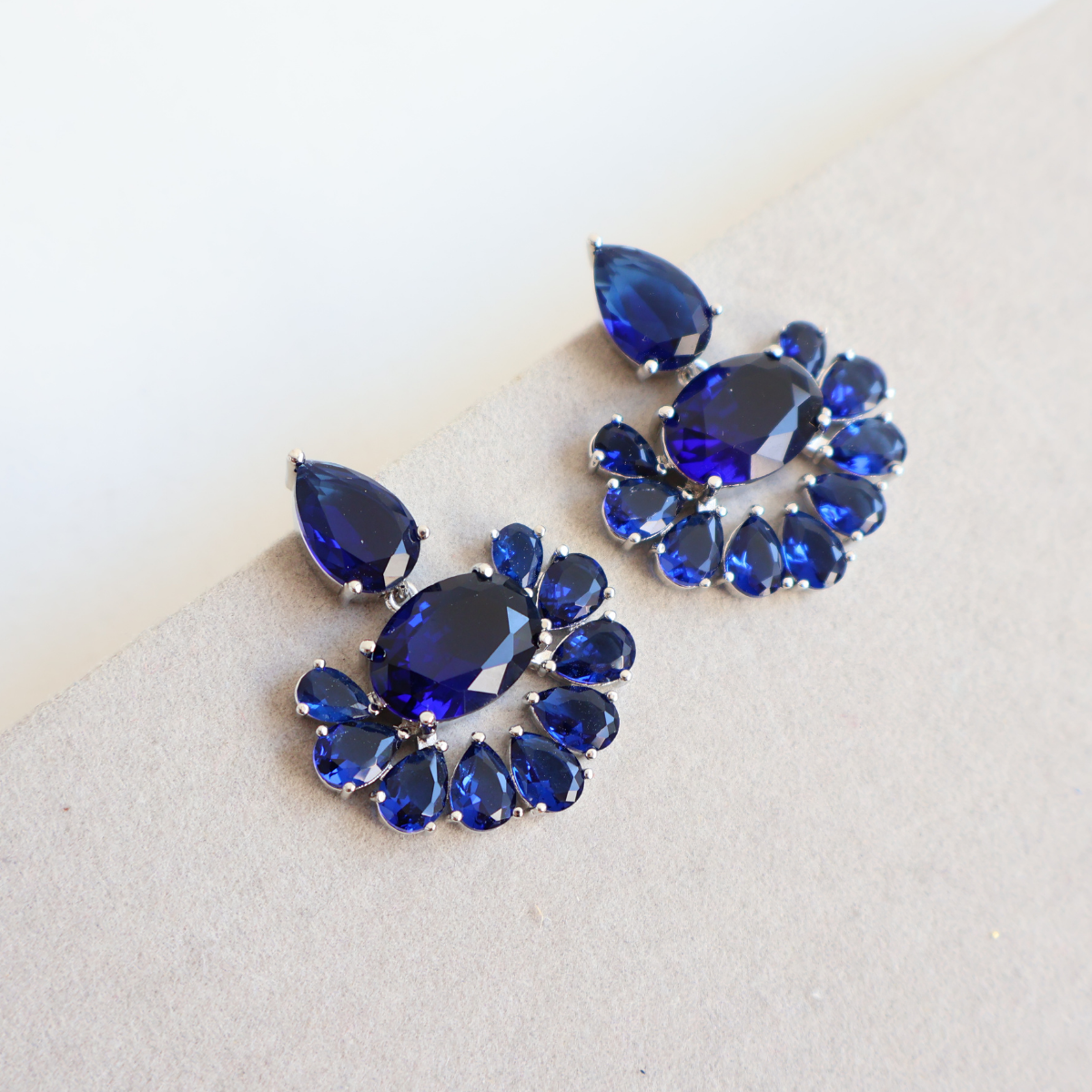Brinco Prateado e Cristal Azul - Semijoia