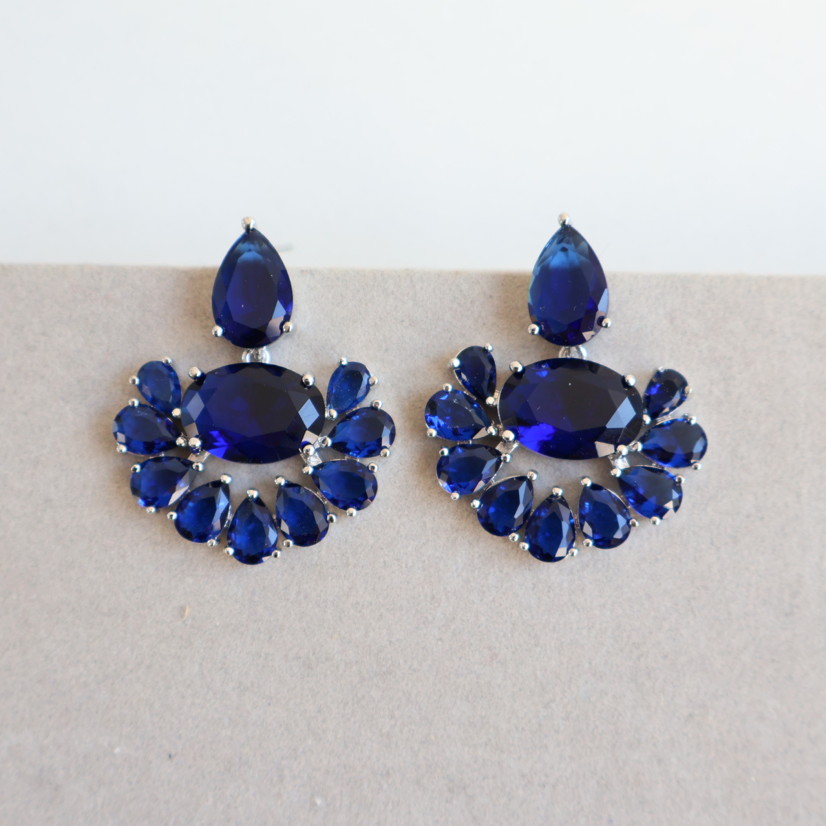 Brinco Prateado e Cristal Azul - Semijoia