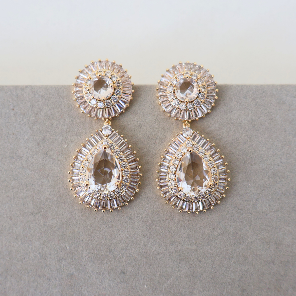 Brinco Dourado e Cristais Translúcidos - Semijoia