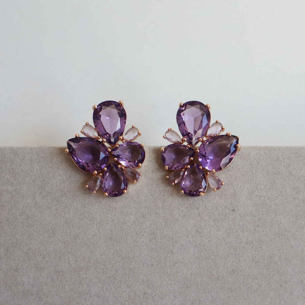 Brinco Dourado e Cristal Roxo - Semijoia