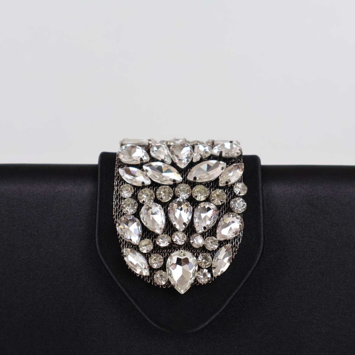 Bolsa Clutch Festa Cetim e Fecho de Pedraria Preta