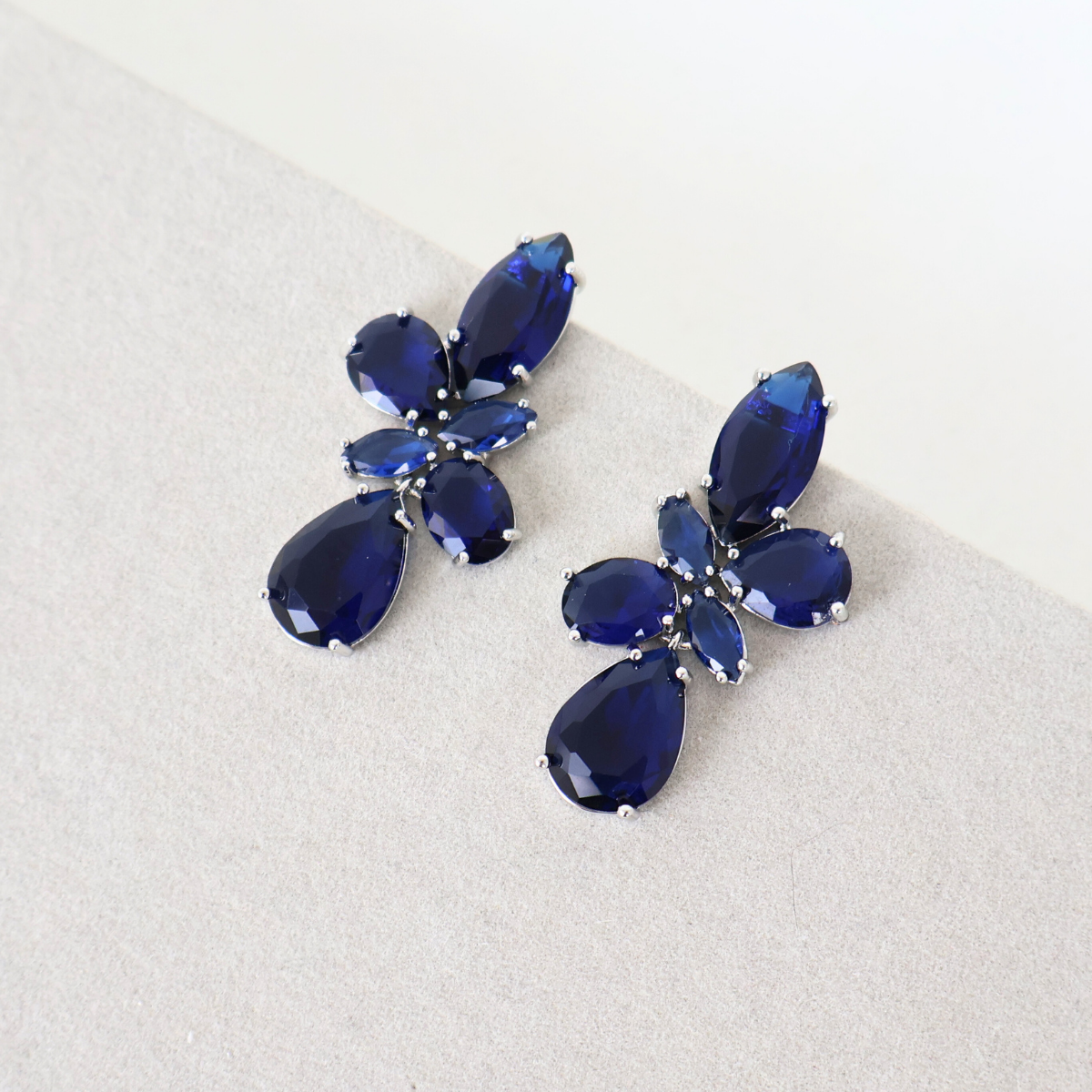 Brinco Prateado e Cristal Azul - Semijoia