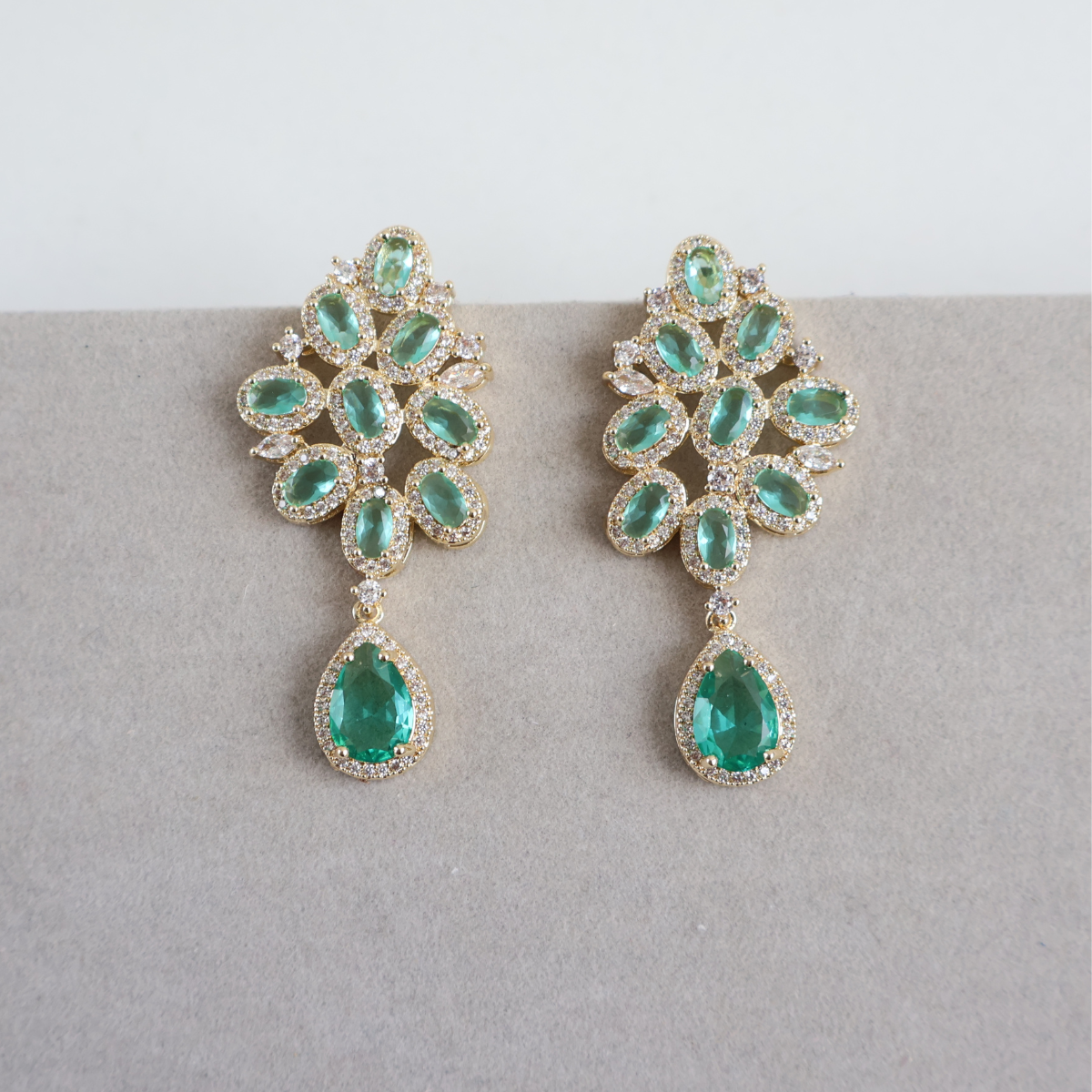 Brinco Dourado e Cristal Verde Menta - Semijoia