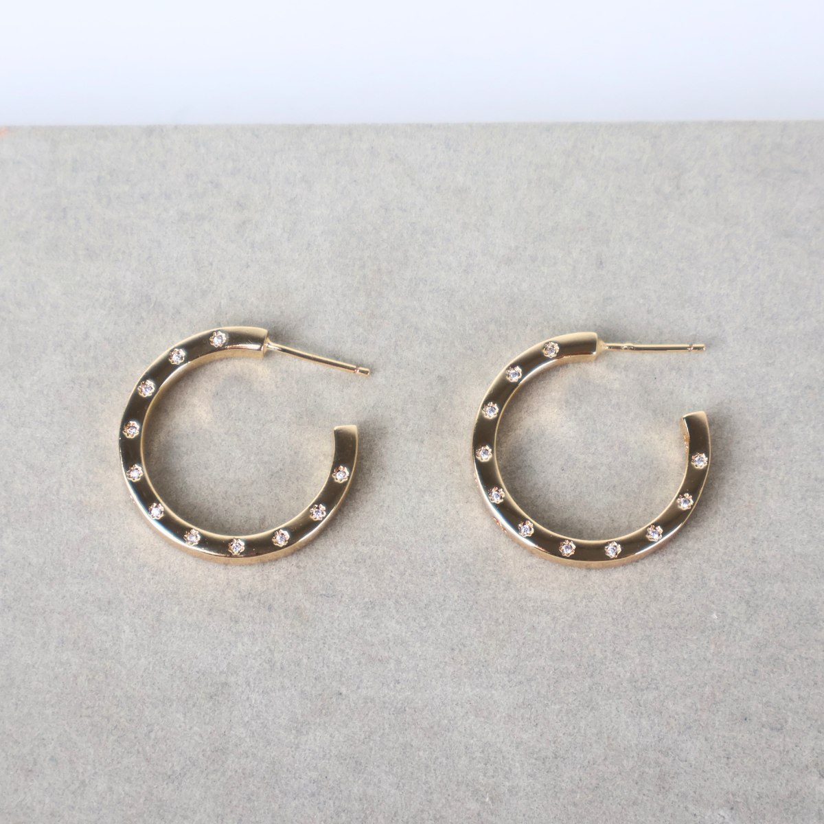 Brinco Dourado Zircônias - Semijoia