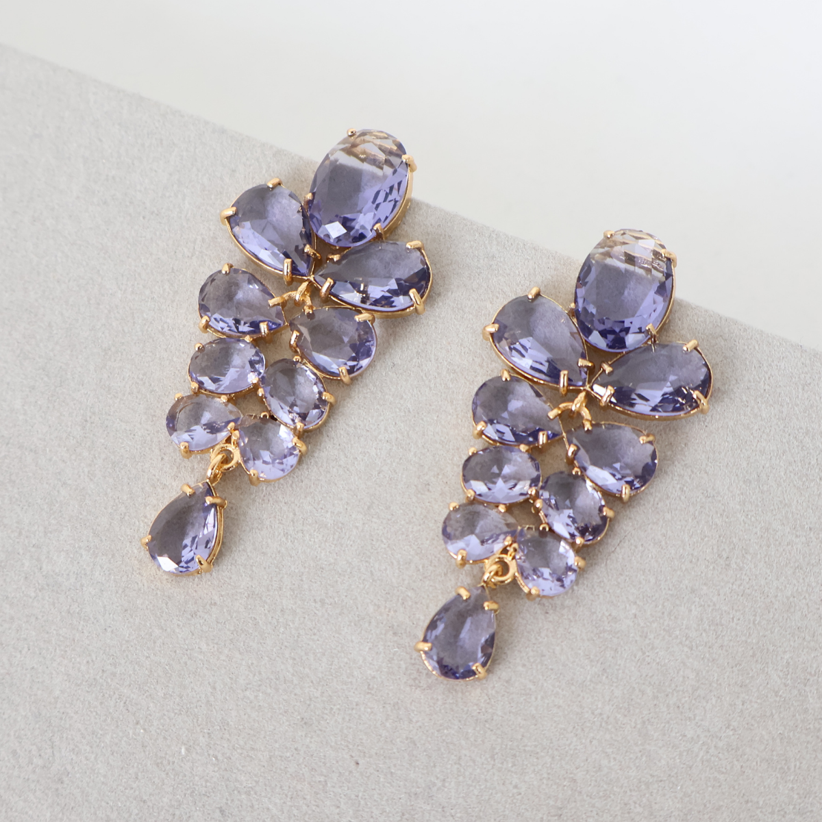 Brinco Dourado e Cristal Lilás - Semijoia