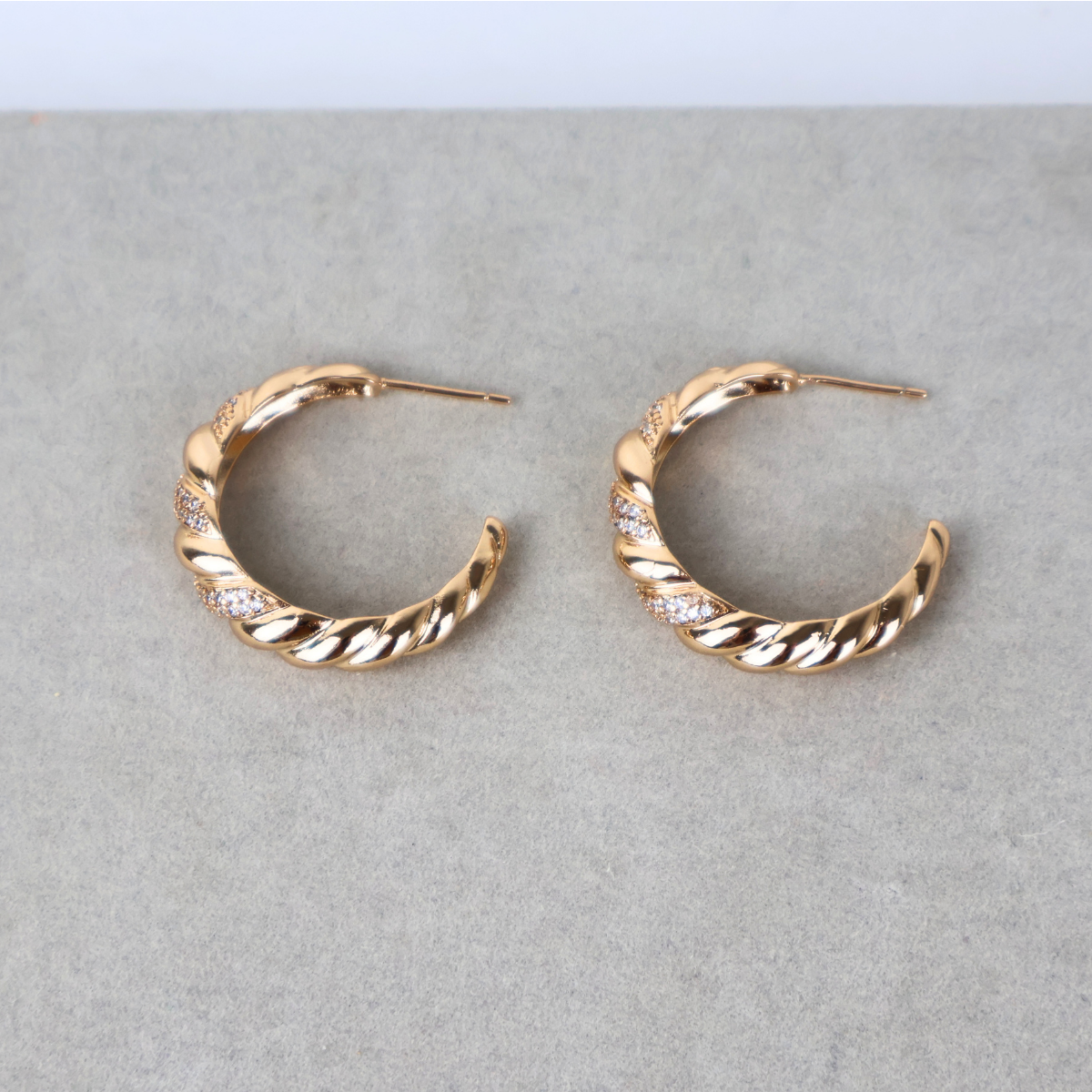 Brinco Dourado Zircônias - Semijoia