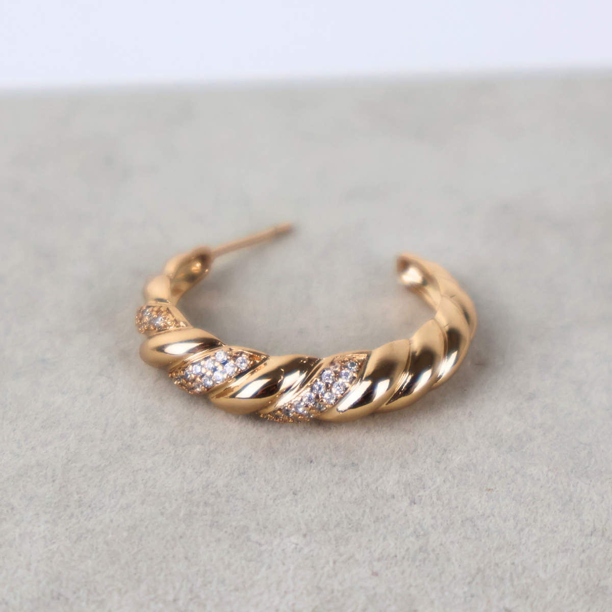 Brinco Dourado Zircônias - Semijoia