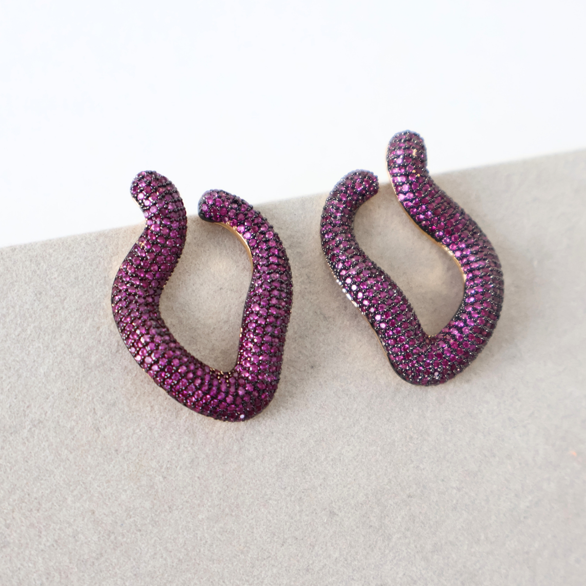 Brinco Dourado e Cristal Rosa Fúcsia - Semijoia