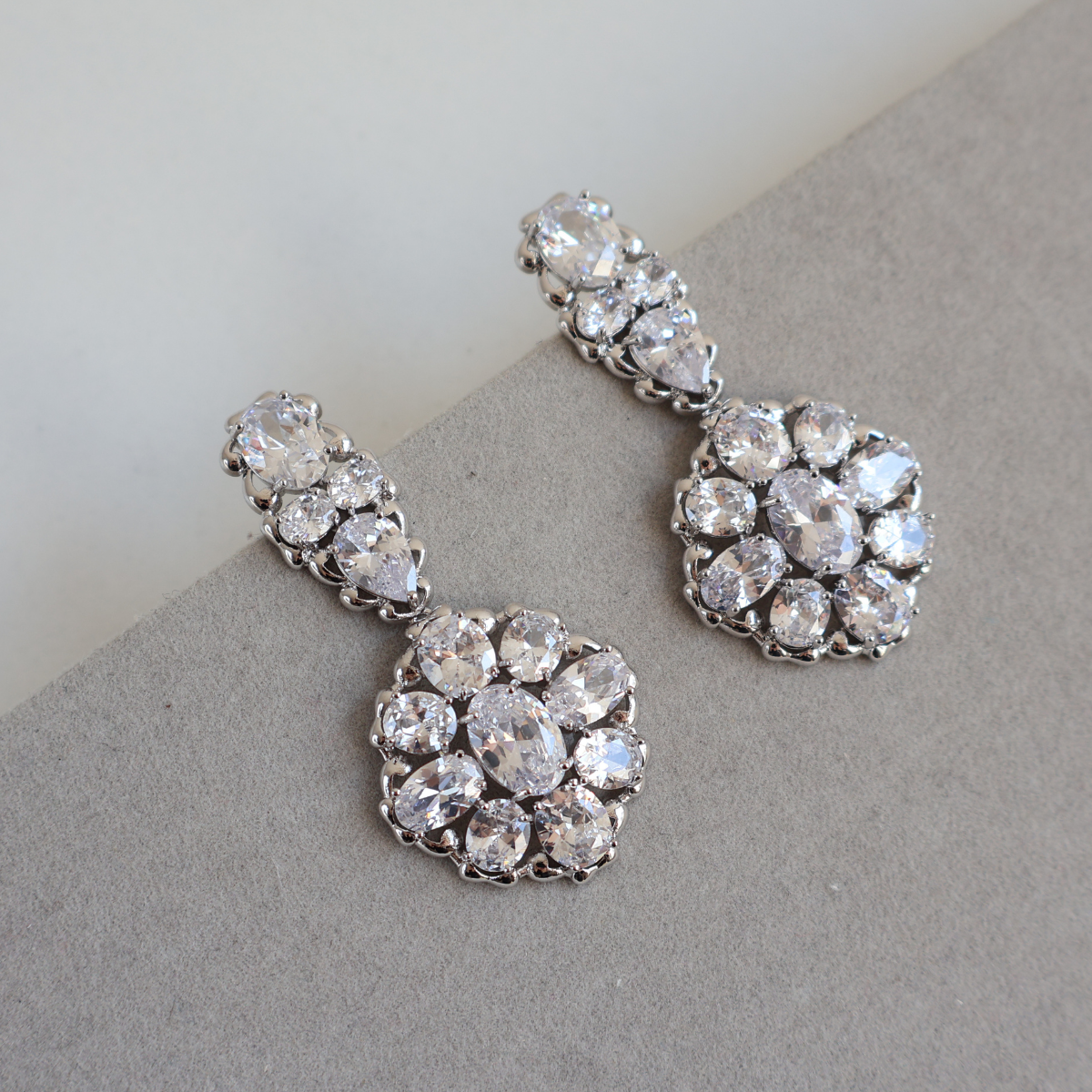 Brinco Prateado e Cristal Translúcido - Semijoia