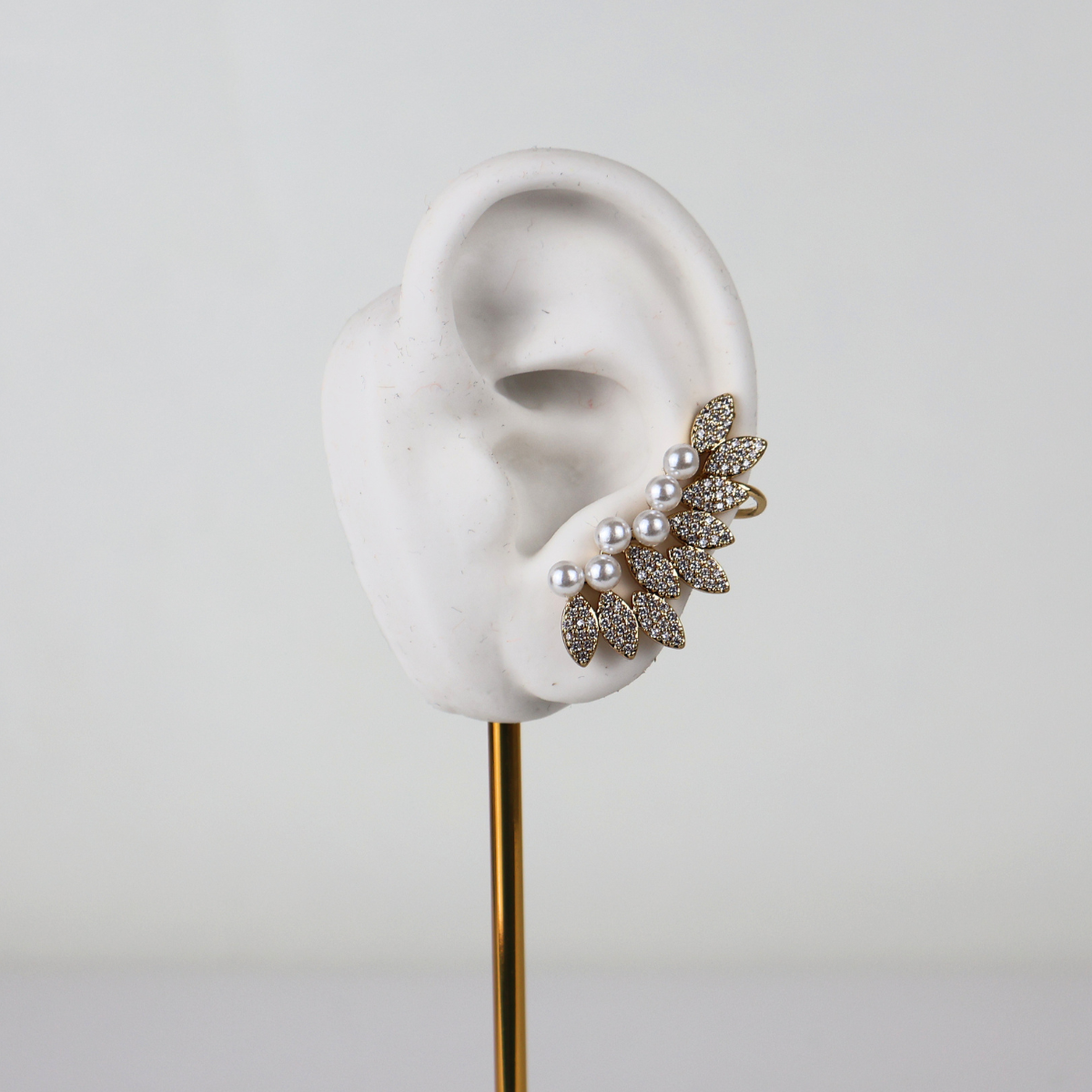 Brinco Earcuff Dourado e Pérolas