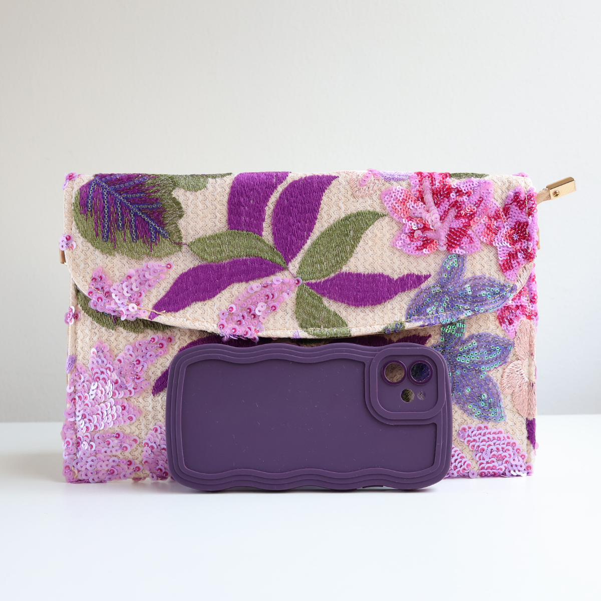 Bolsa Carteira Envelope de Bordada Paetê Floral Lilás
