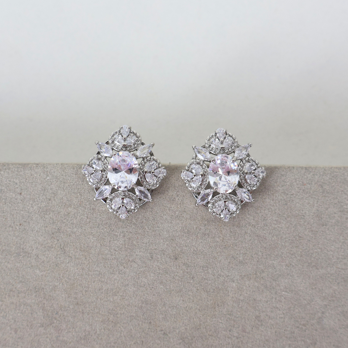 Brinco Prateado e Cristal Translúcido - Semijoia