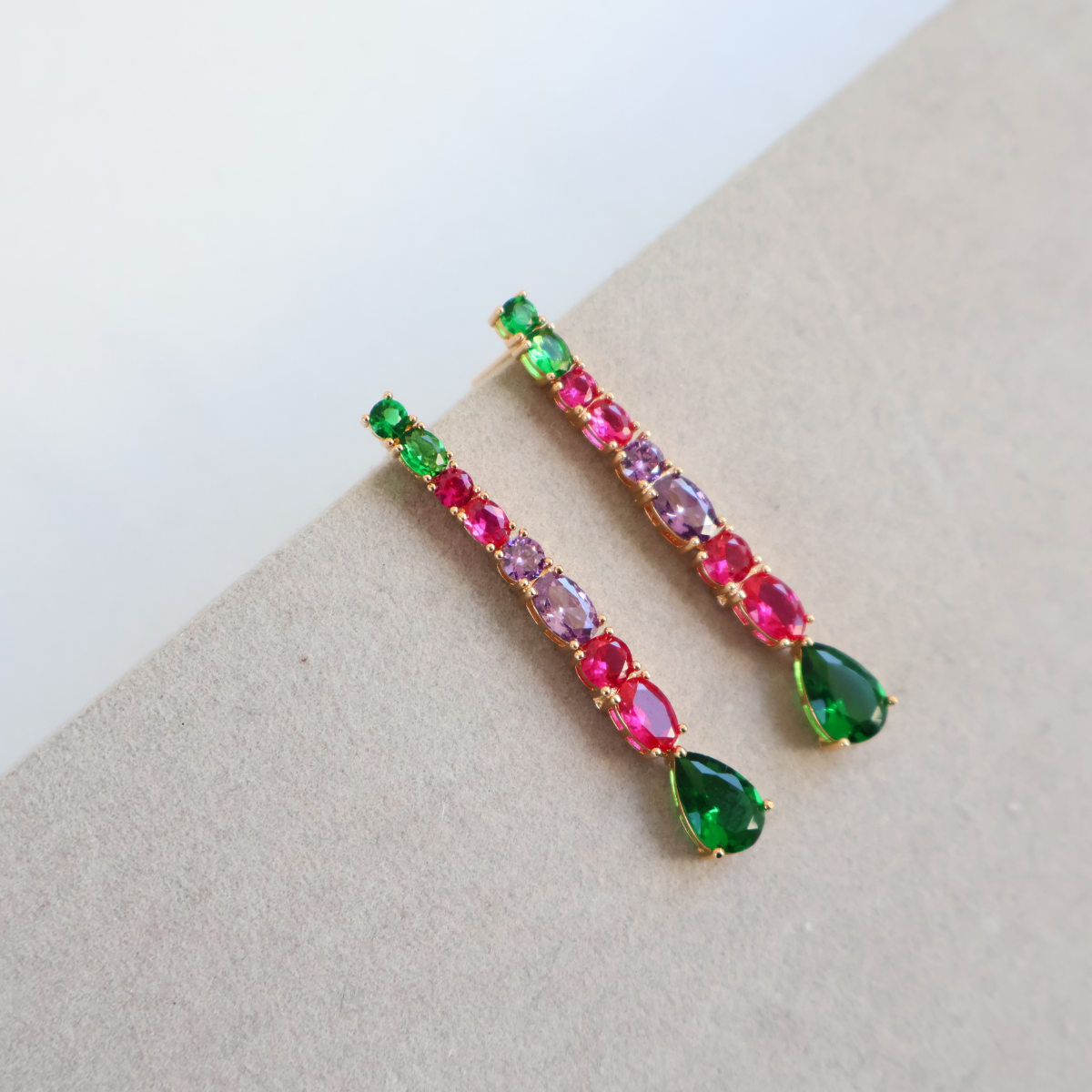 Brinco Dourado e Cristal Verde e Rosa - Semijoia