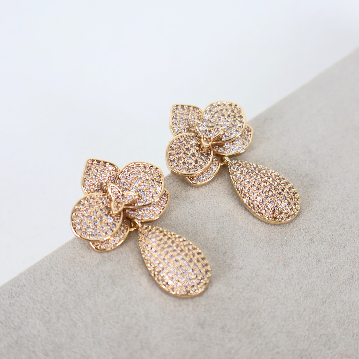 Brinco Dourado e Cristais Translúcidos - Semijoia