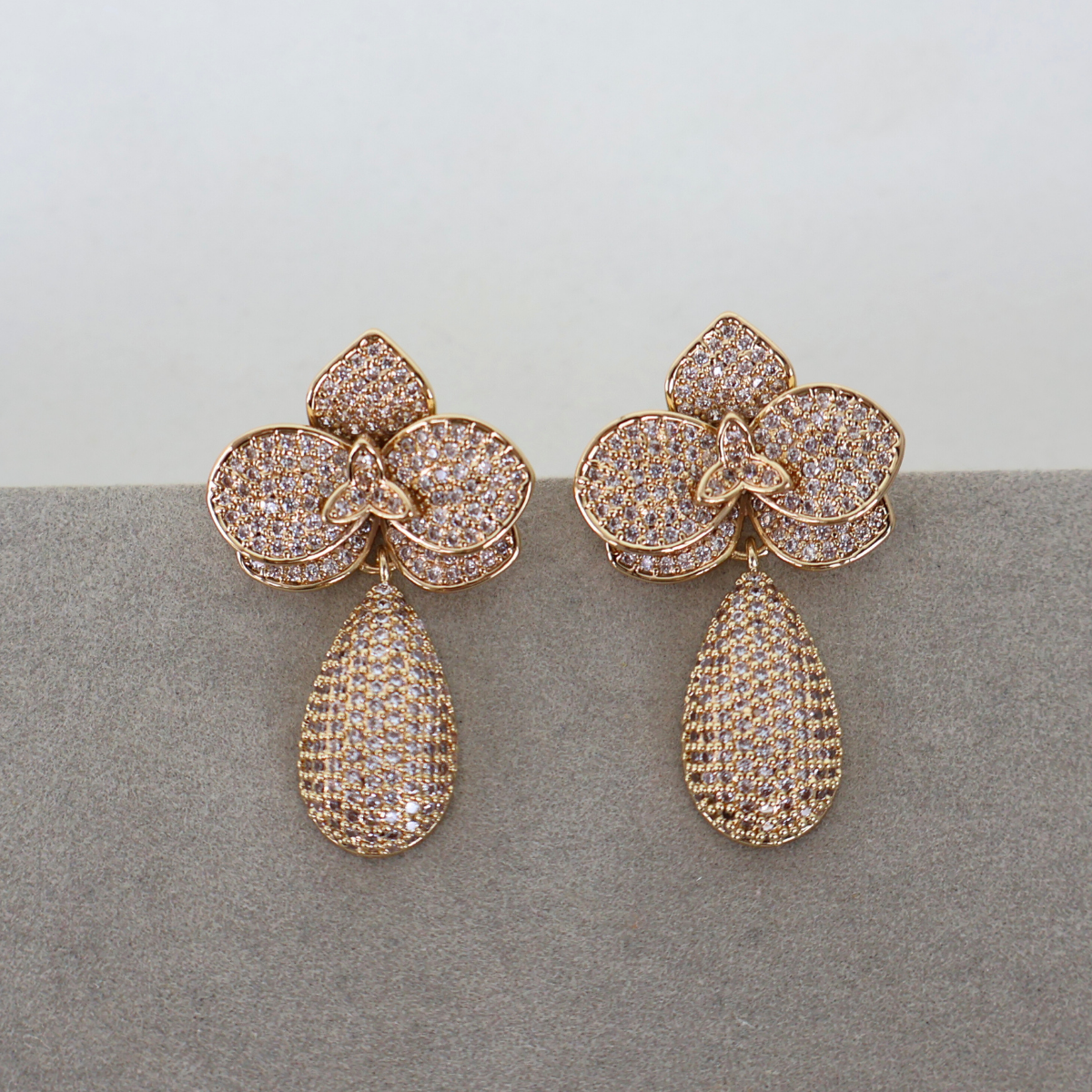 Brinco Dourado e Cristais Translúcidos - Semijoia