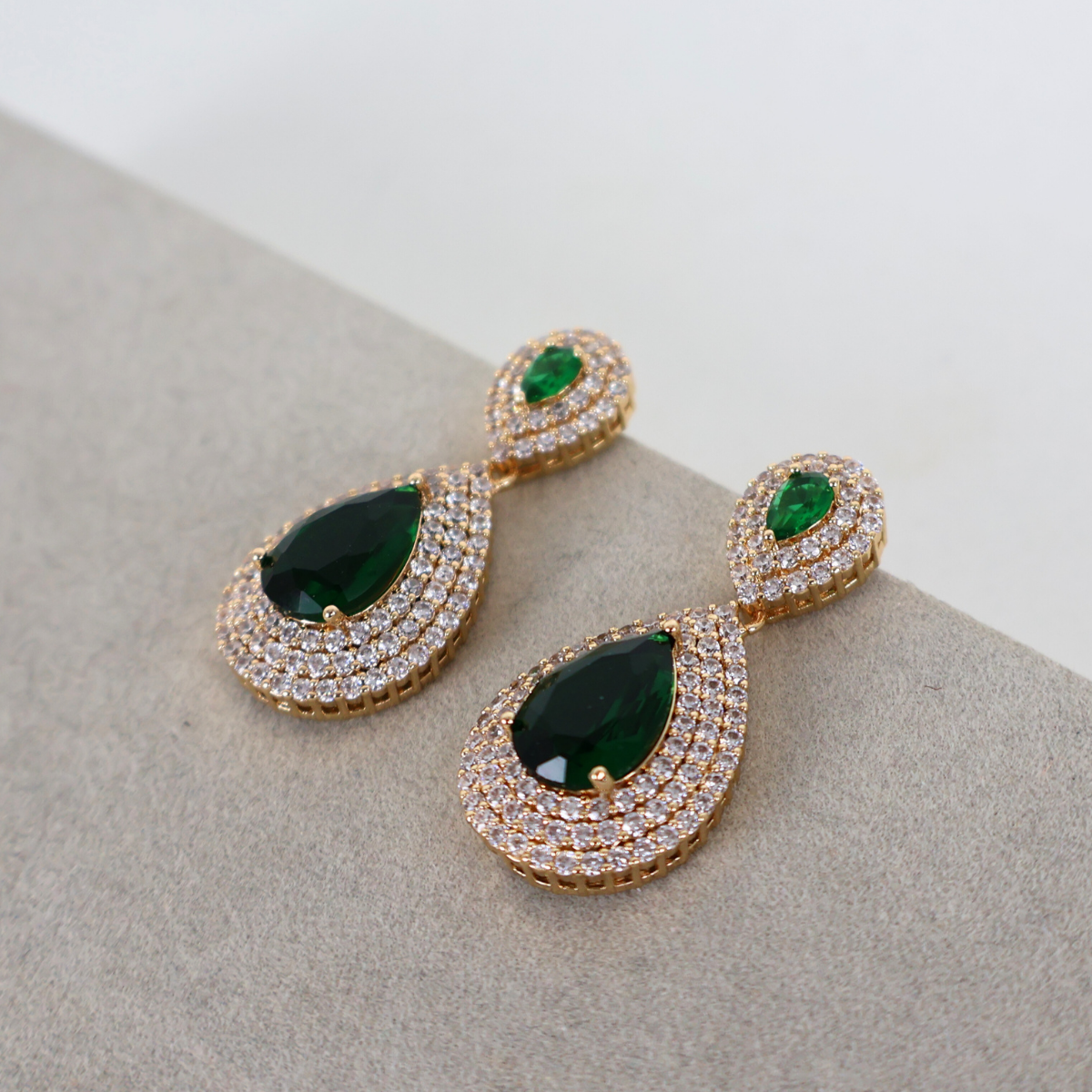 Brinco Dourado e Cristal Verde - Semijoia