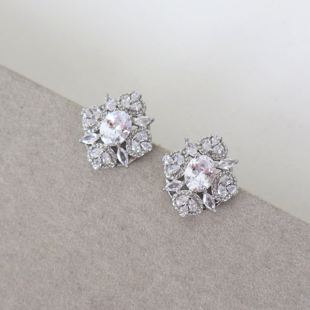 Brinco Prateado e Cristal Translúcido - Semijoia