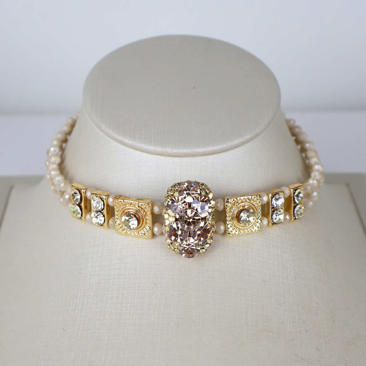 Colar Choker Gargantilha Dourada e Off White