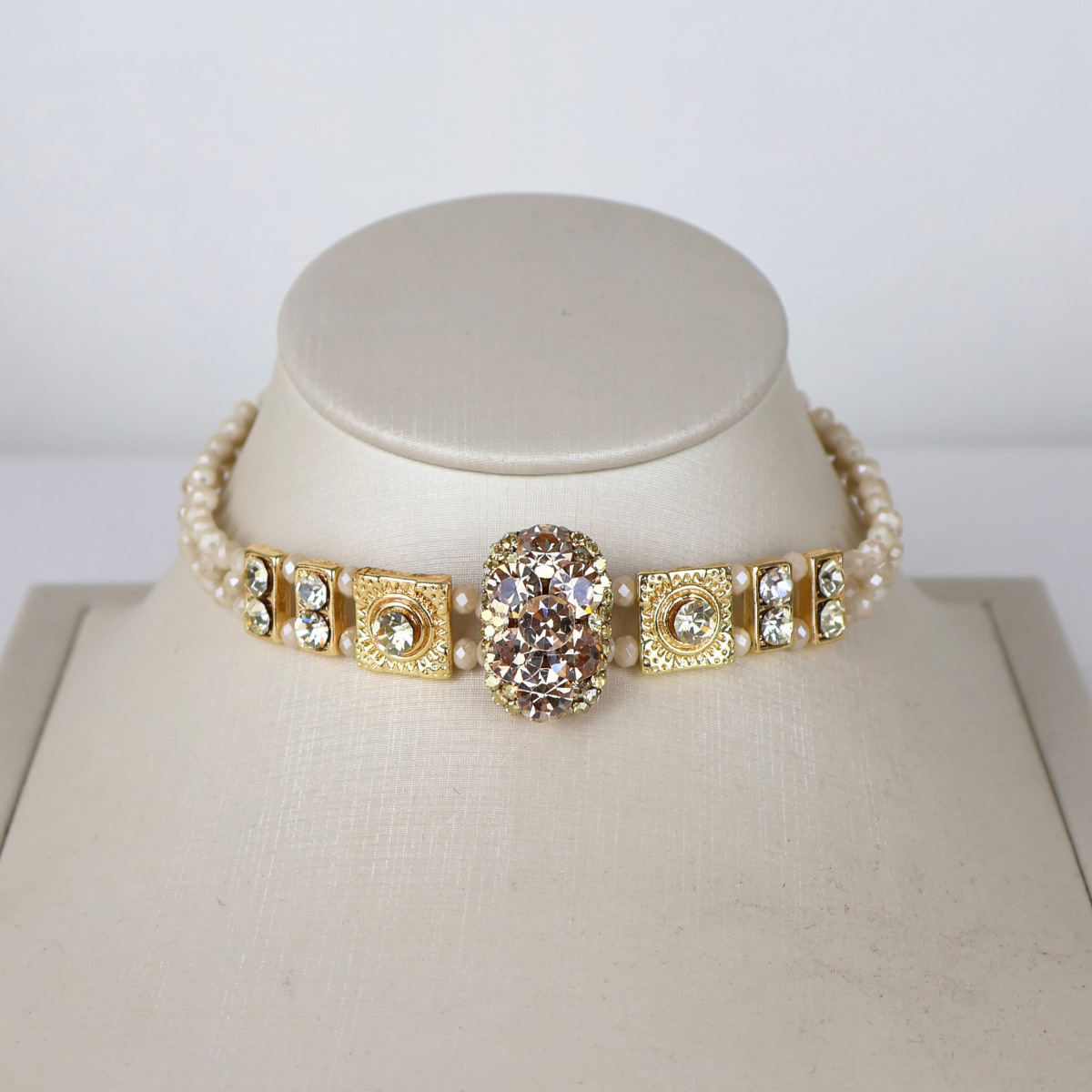 Colar Choker Gargantilha Dourada e Off White