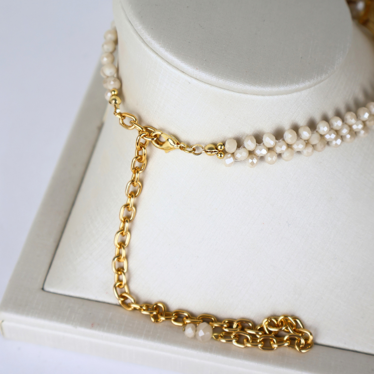 Colar Choker Gargantilha Dourada e Off White