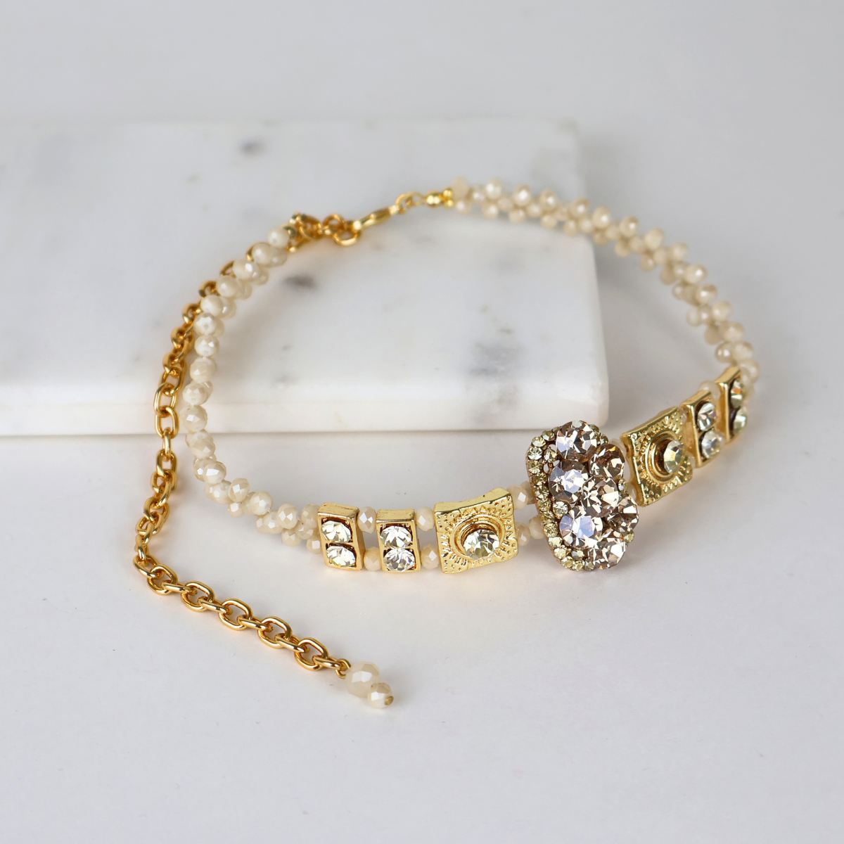 Colar Choker Gargantilha Dourada e Off White