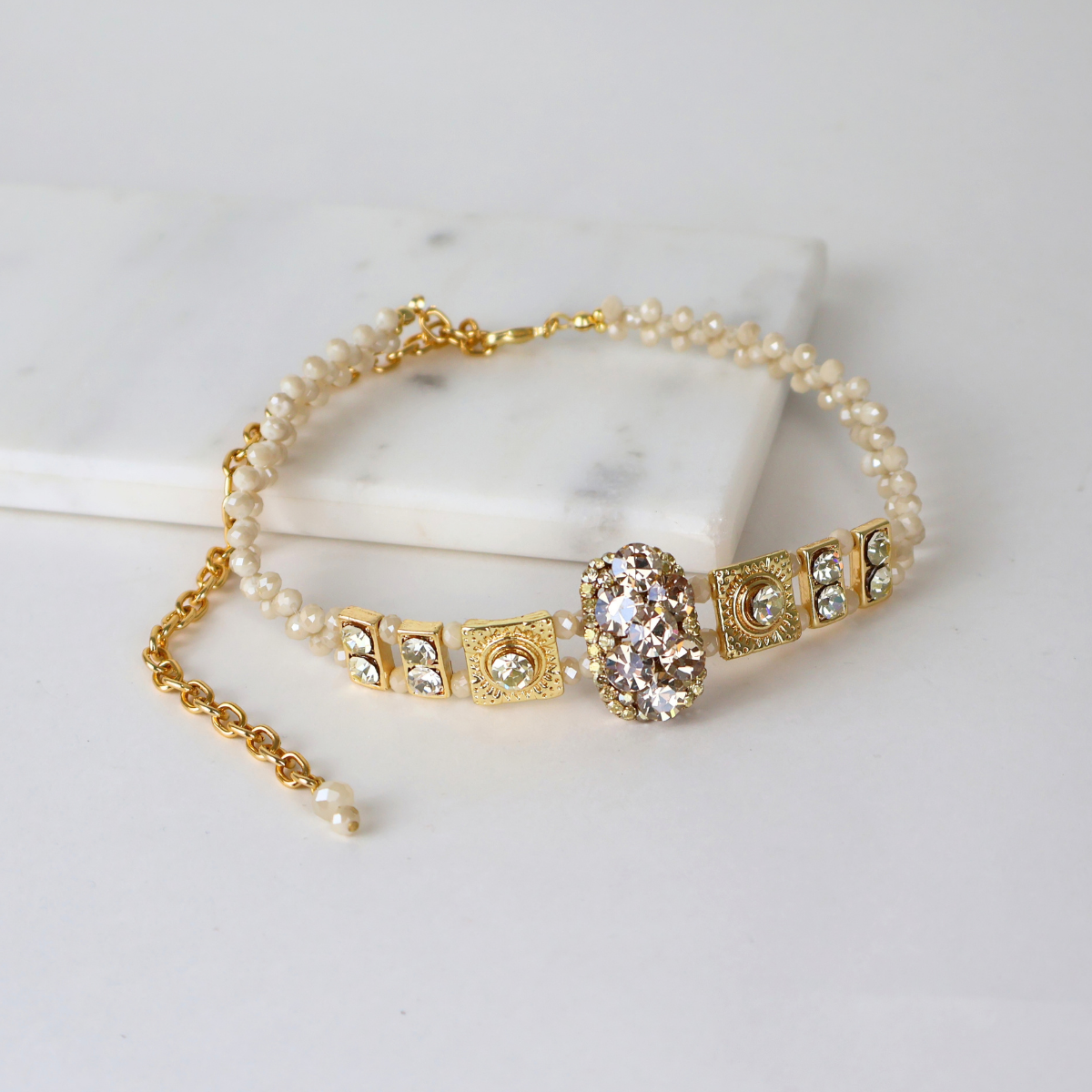 Colar Choker Gargantilha Dourada e Off White