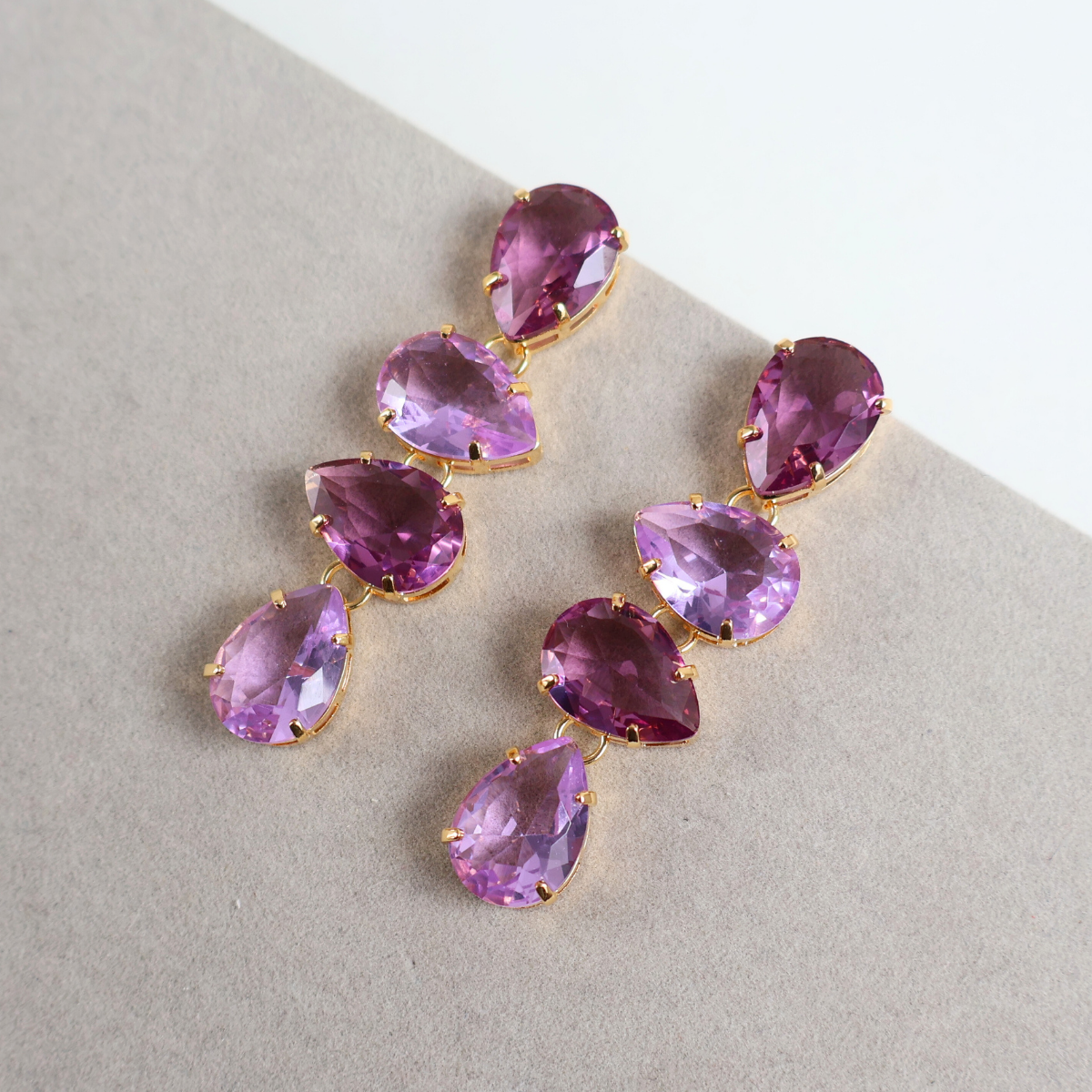 Brinco Dourado e Cristal Roxo - Semijoia