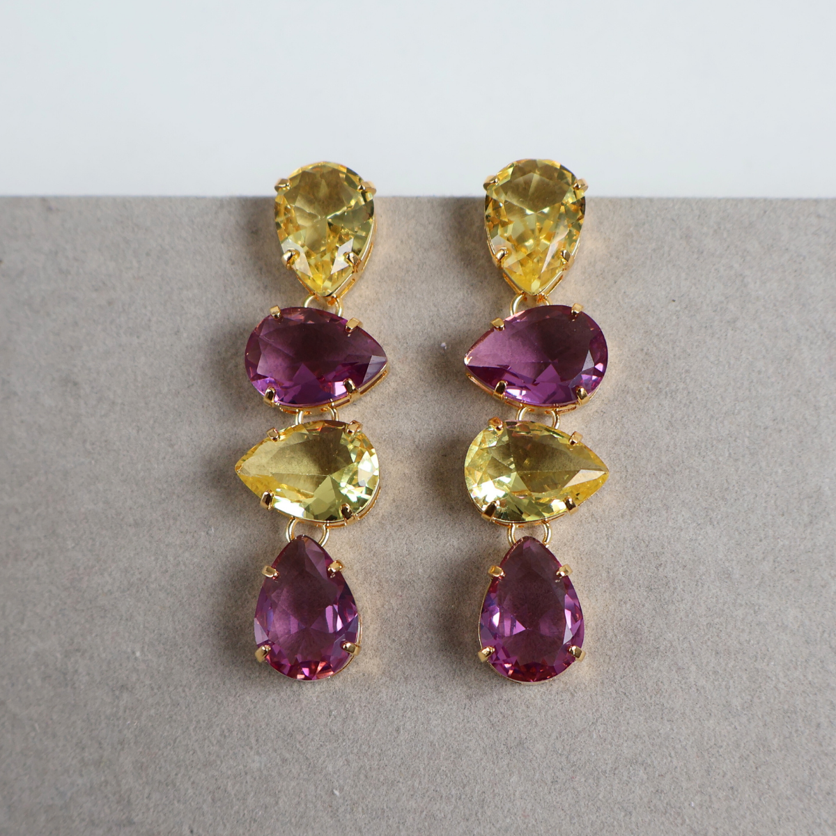 Brinco Dourado e Cristal Lilás e Amarelo - Semijoia