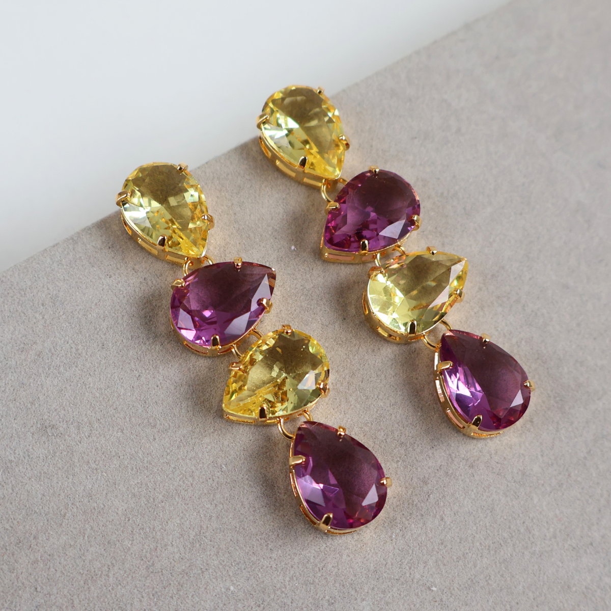 Brinco Dourado e Cristal Lilás e Amarelo - Semijoia