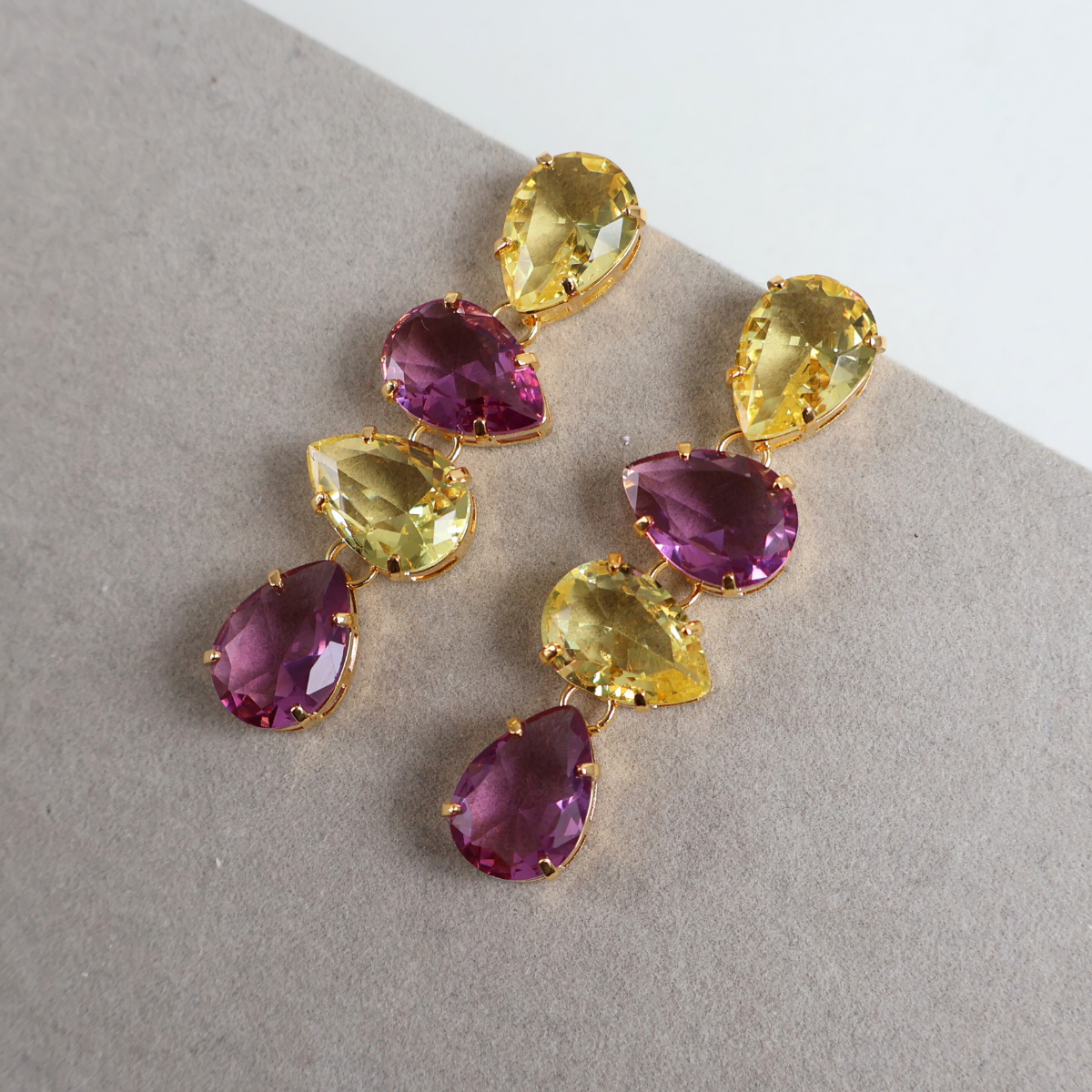 Brinco Dourado e Cristal Lilás e Amarelo - Semijoia