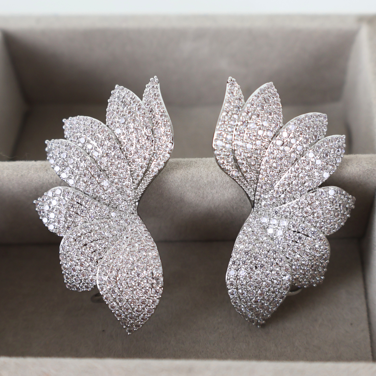 Brinco Earcuff Prateado e Cristal Translúcido - Semijoia