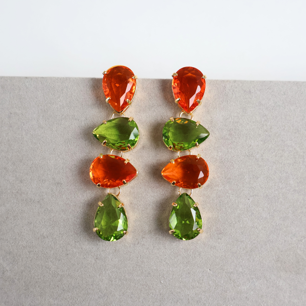 Brinco Dourado e Cristal Verde e Laranja - Semijoia