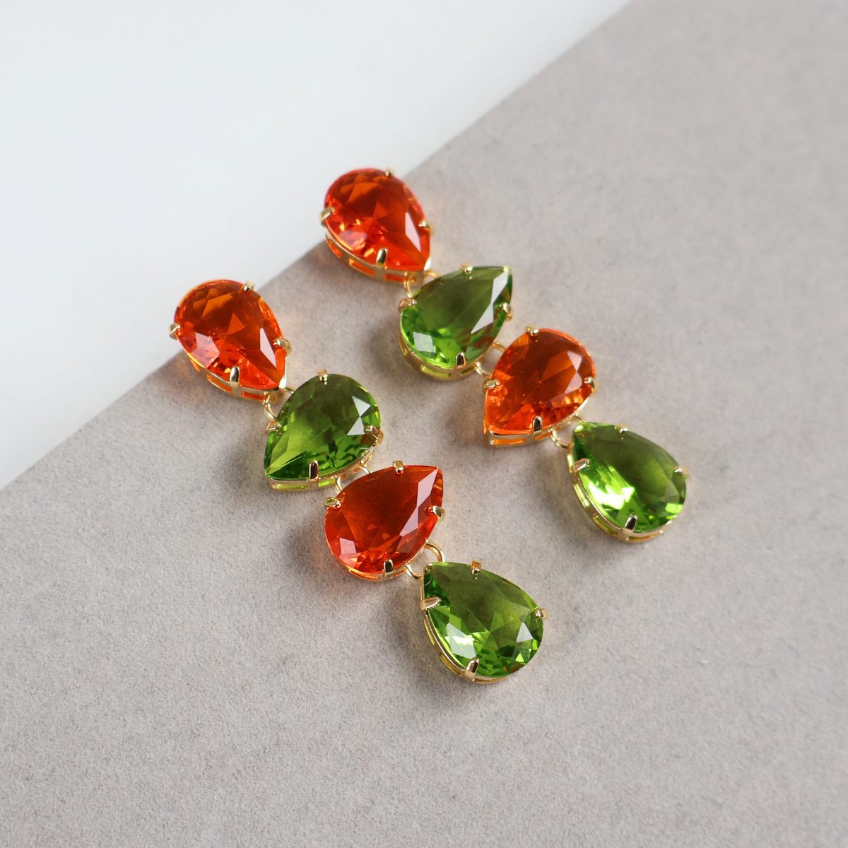 Brinco Dourado e Cristal Verde e Laranja - Semijoia