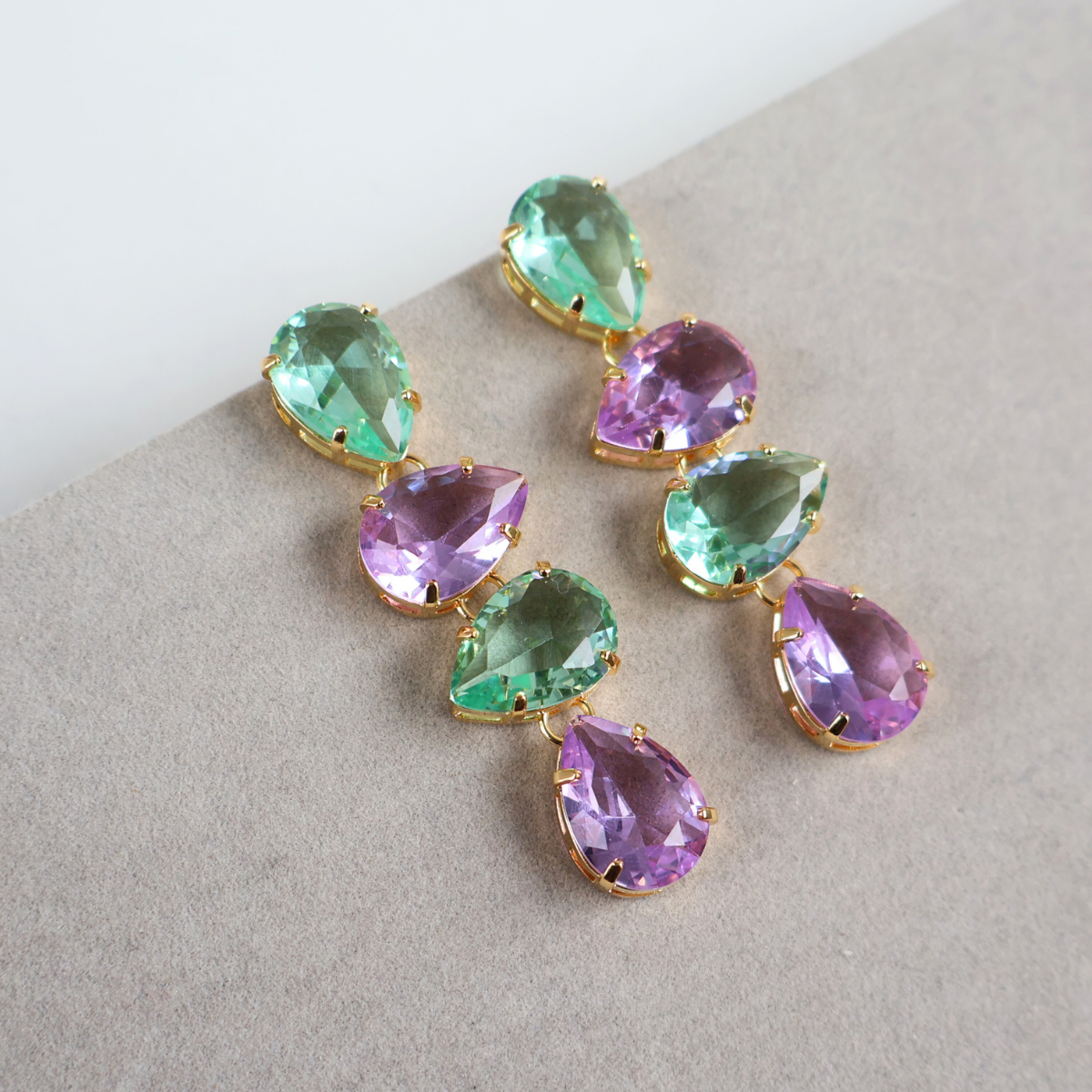 Brinco Dourado e Cristal Verde e Roxo - Semijoia