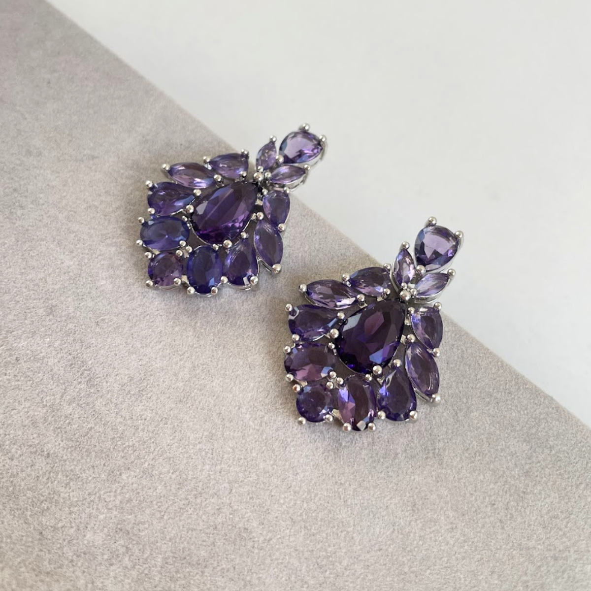 Brinco Prateado e Cristal Roxo - Semijoia