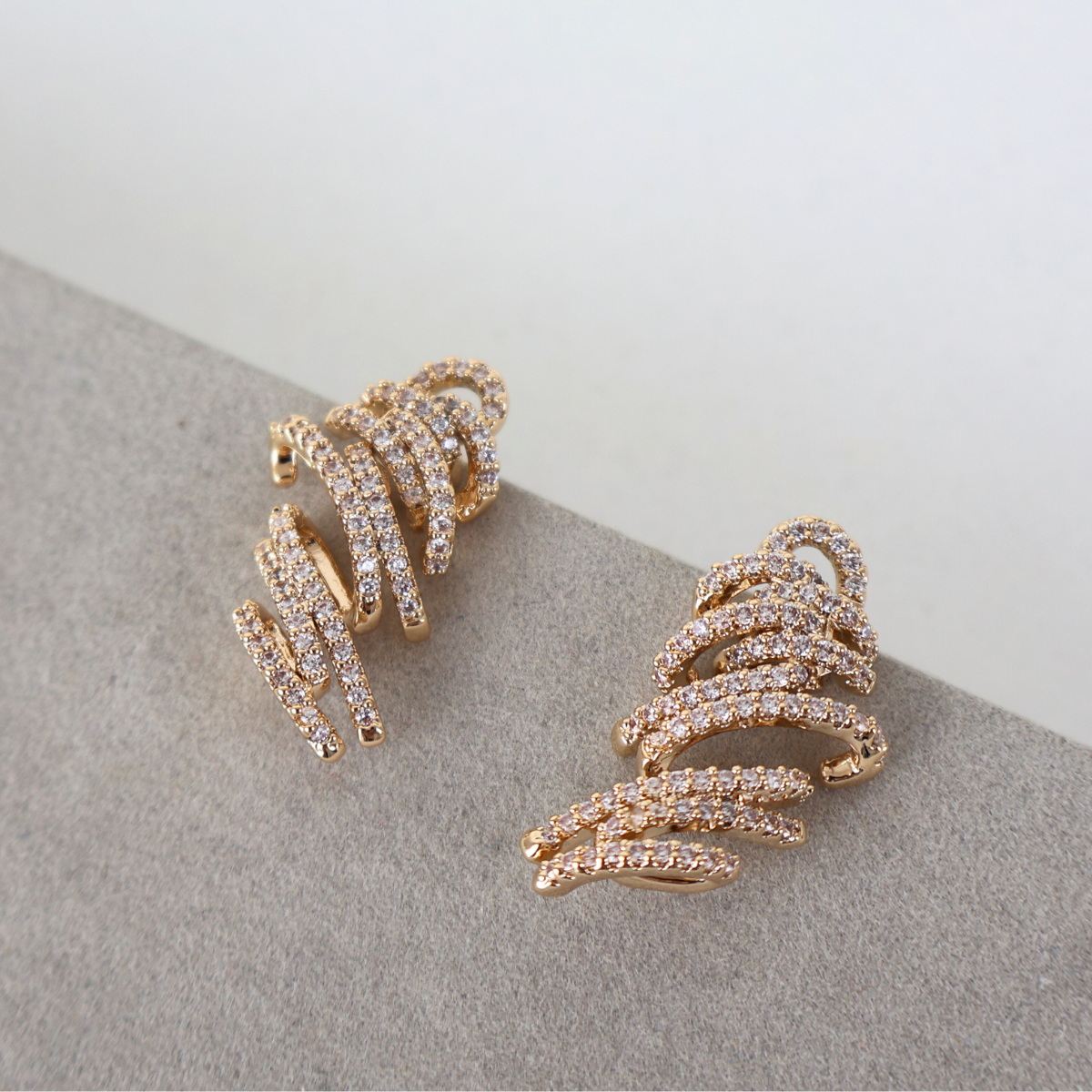 Brinco Dourado e Cristais Translúcidos - Semijoia