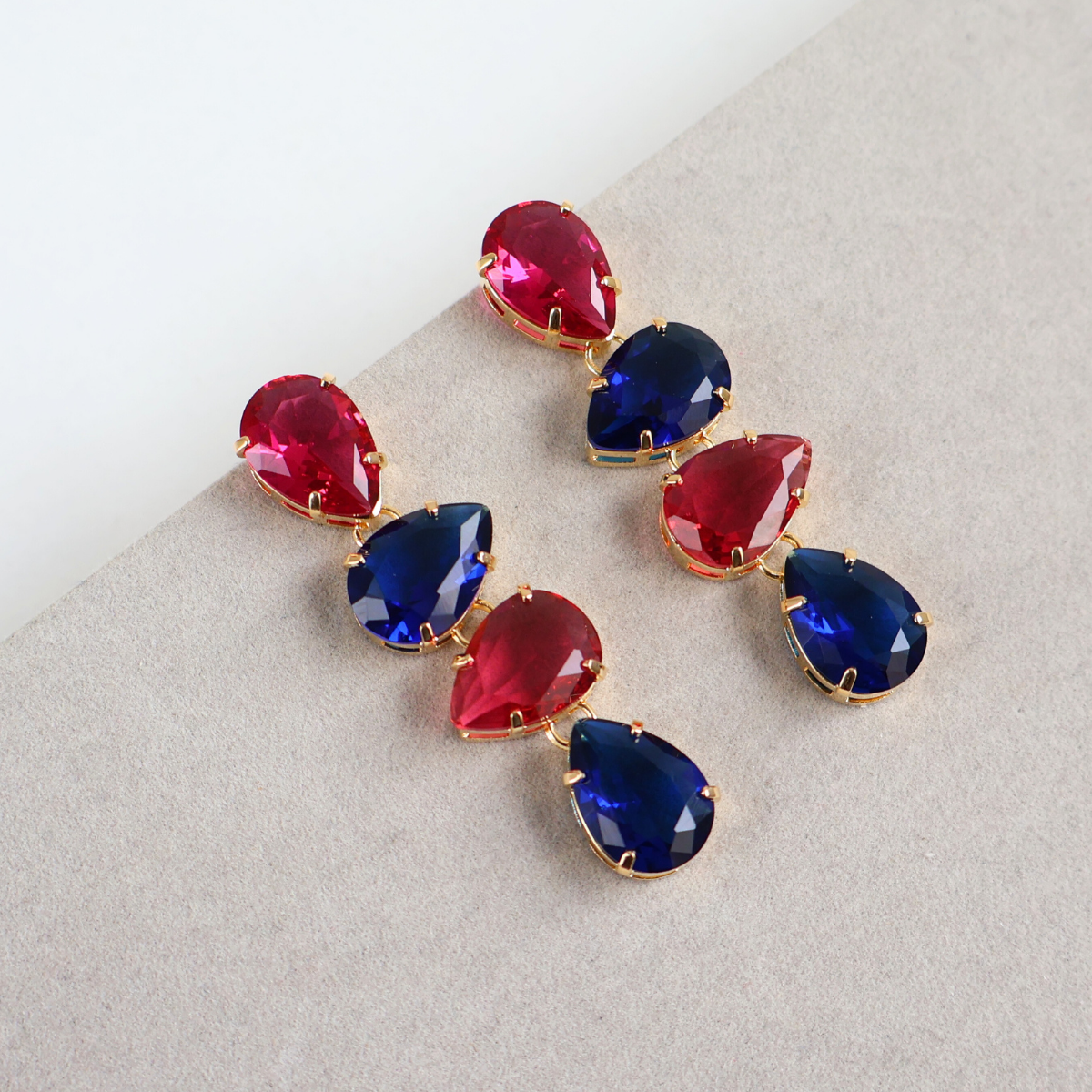 Brinco Dourado e Cristal Azul e Rosa - Semijoia