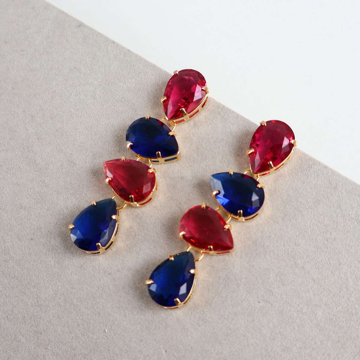 Brinco Dourado e Cristal Azul e Rosa - Semijoia