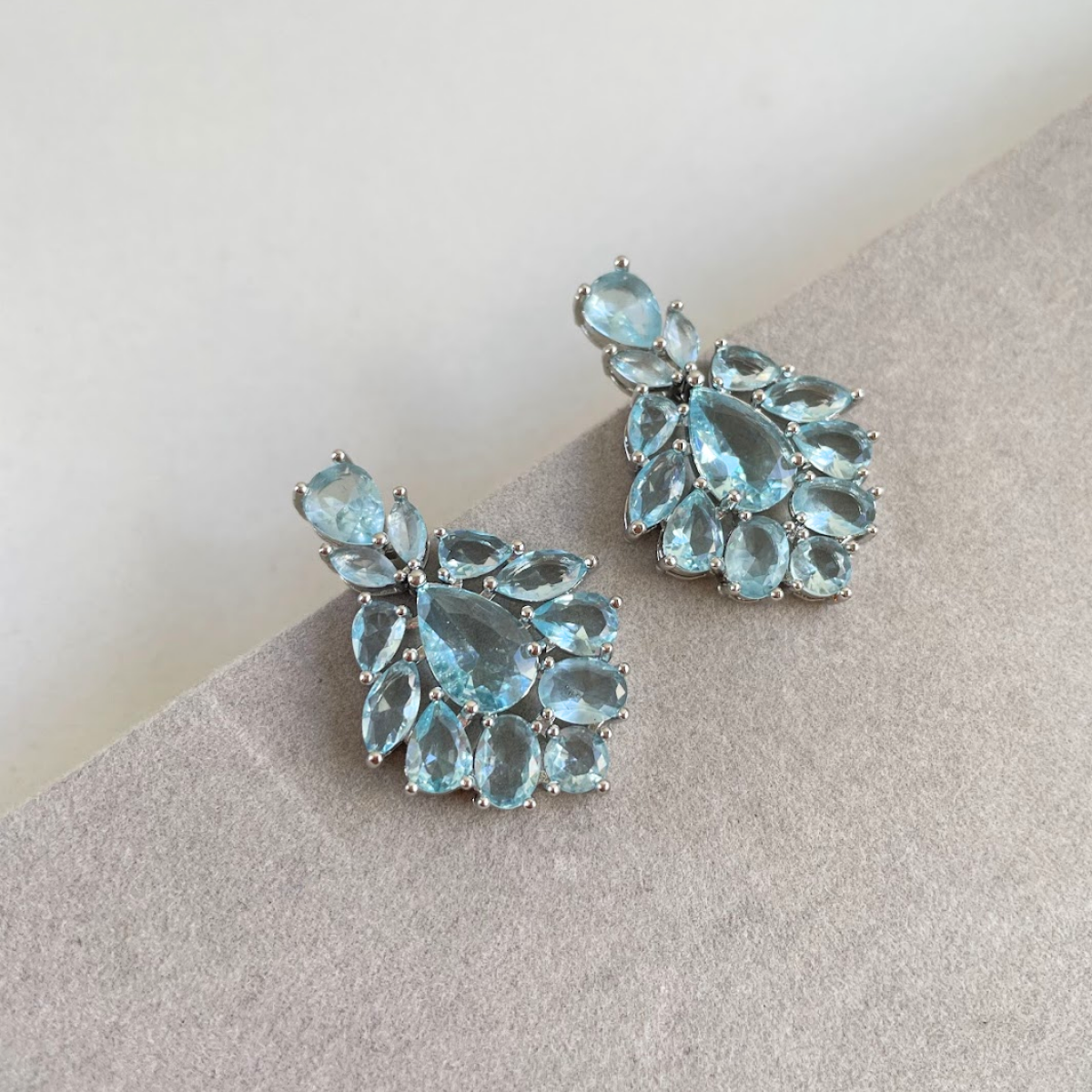 Brinco Prateado e Cristal Azul - Semijoia